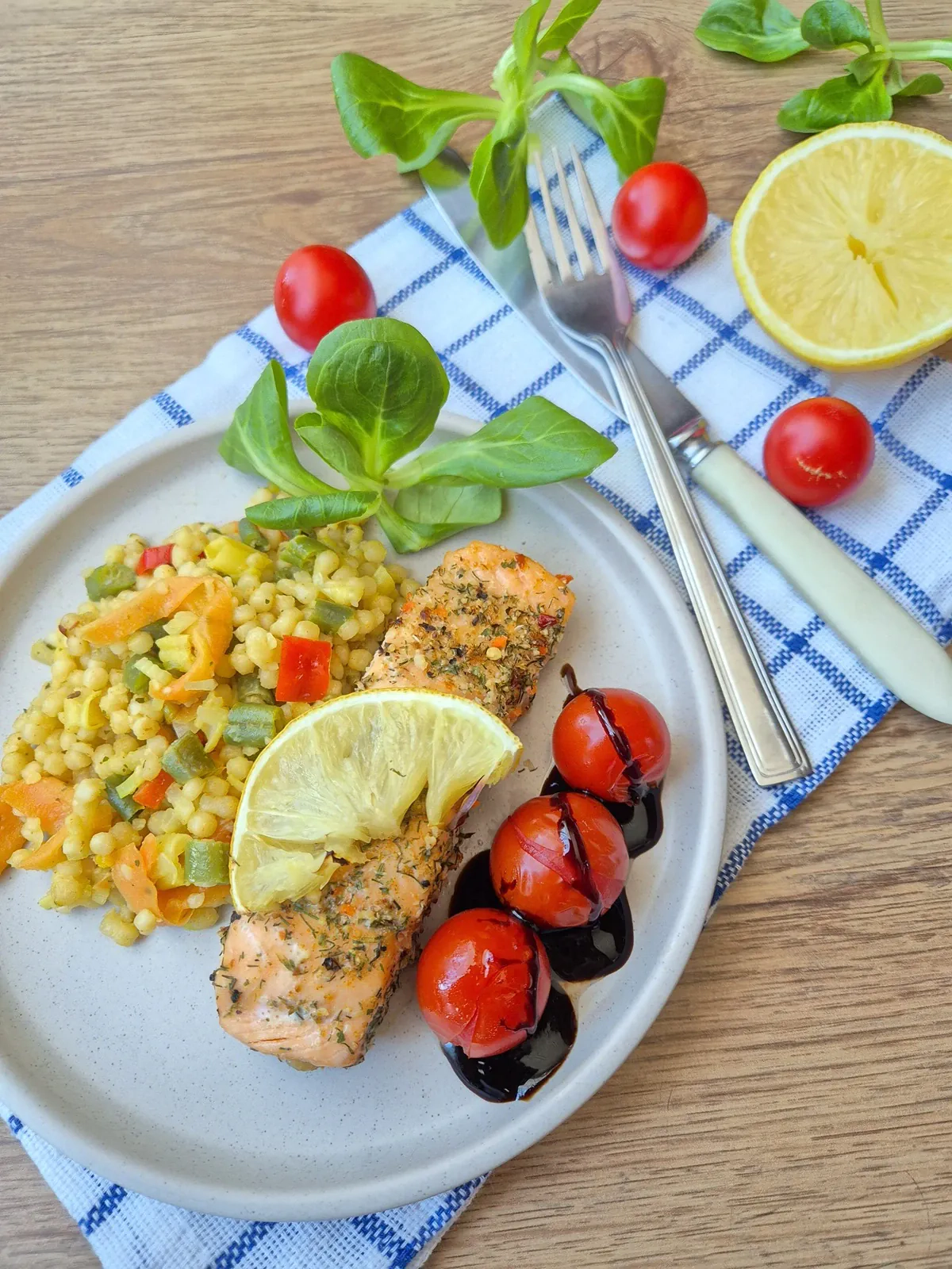 Lašišos kepsnys su perliniu kuskusu ir daržovėmis