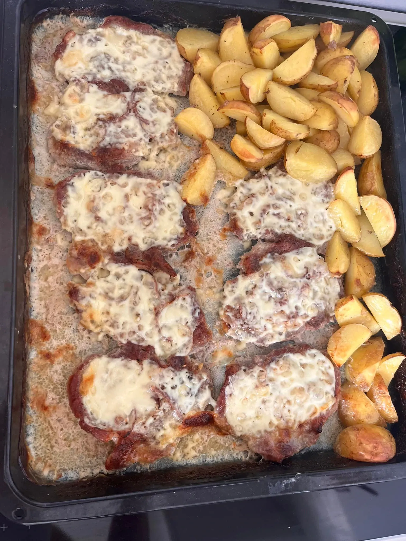 Sultinga kiaulienos sprandinė kepta piene (orkaitėje) su sūriu