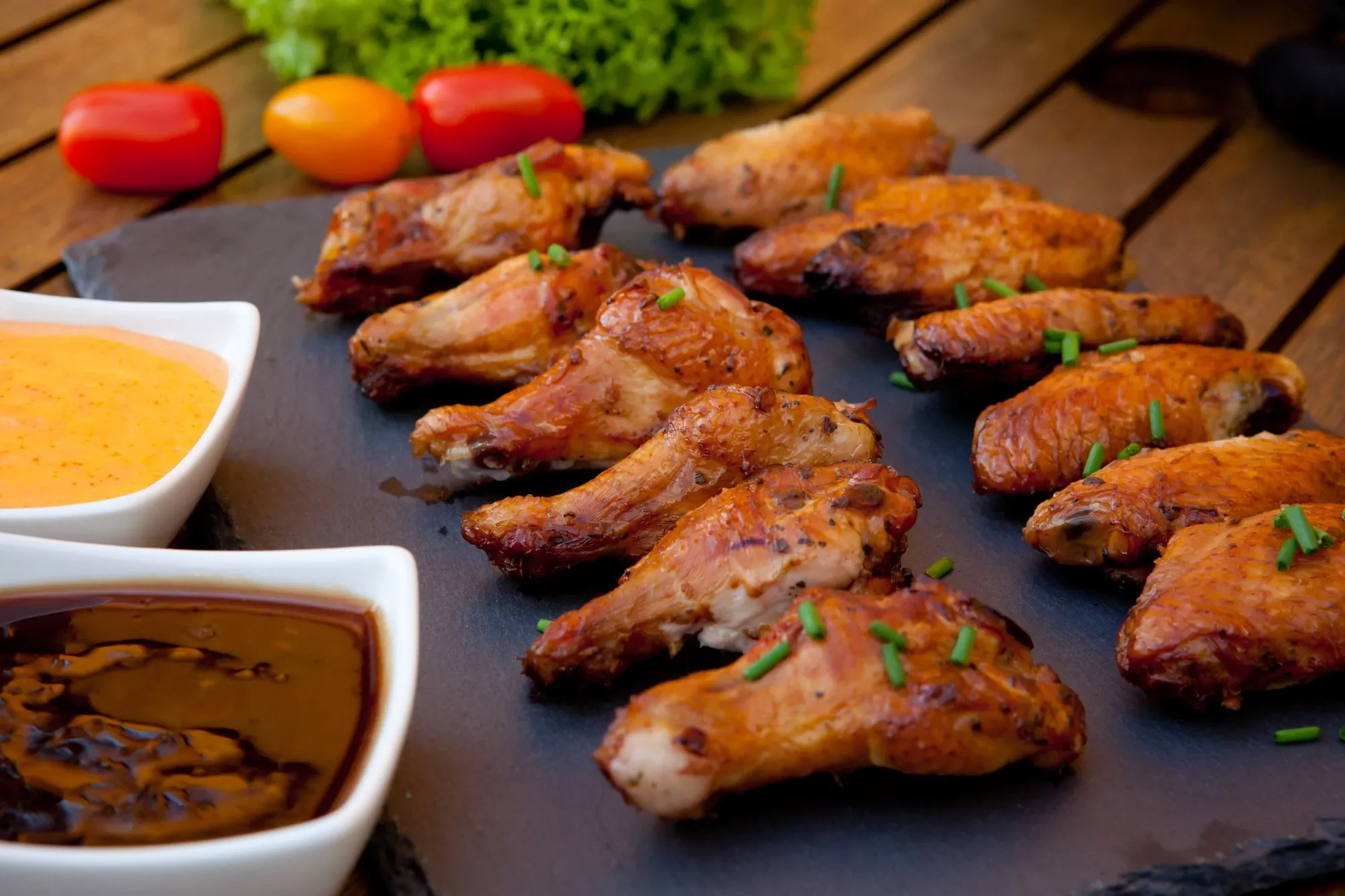 Parūkyti vištienos sparneliai, kamado tipo grilyje