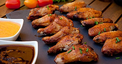 Parūkyti vištienos sparneliai, kamado tipo grilyje