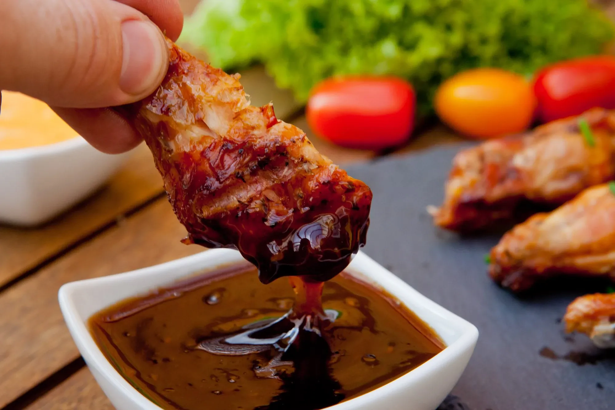 Parūkyti vištienos sparneliai, kamado tipo grilyje