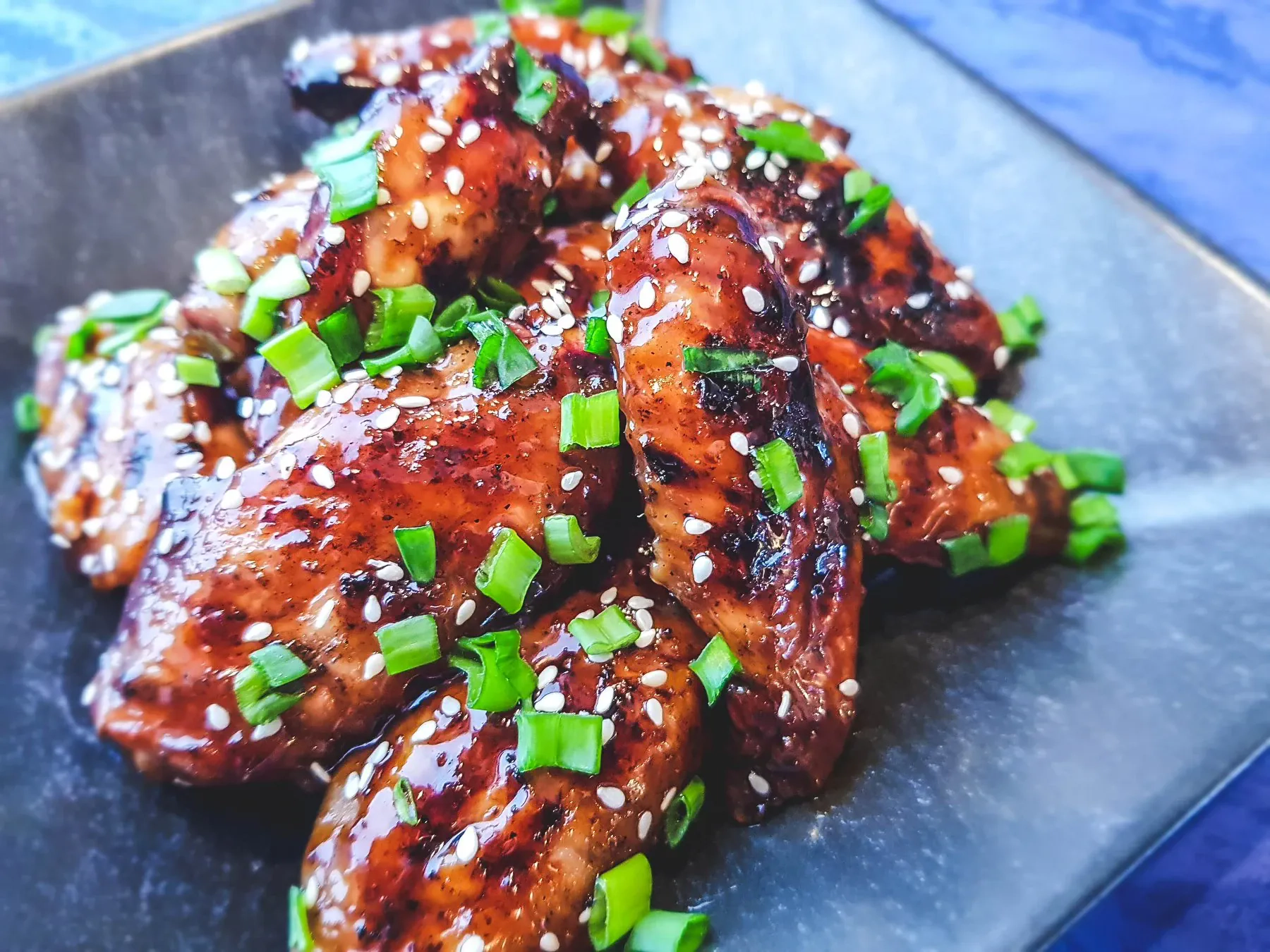 Lipnūs vištienos sparneliai su barbekiu padažu, kepti orkaitėje
