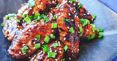 Lipnūs vištienos sparneliai su barbekiu padažu, kepti orkaitėje
