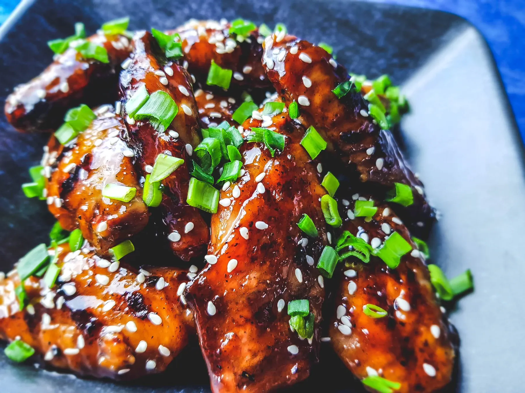 Lipnūs vištienos sparneliai su barbekiu padažu, kepti orkaitėje