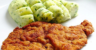 Kiaulienos nugarinės karbonadas su majonezu ir džiūvėsėliais