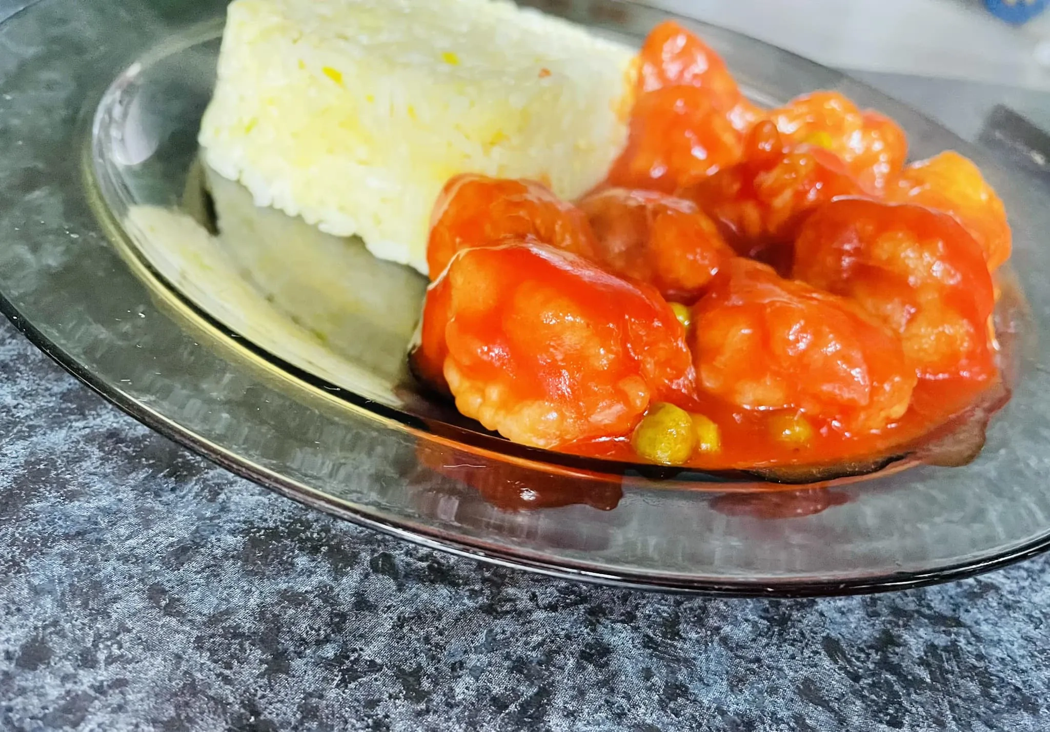 Vištiena kaip vyšnia - kinietiškos vyšnaitės su pomidorų padažu ir žirneliais
