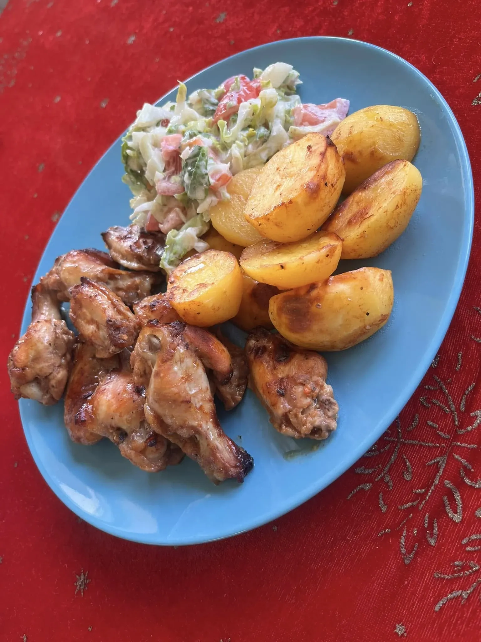 Kepti vištienos sparneliai orkaitėje su bulvėmis