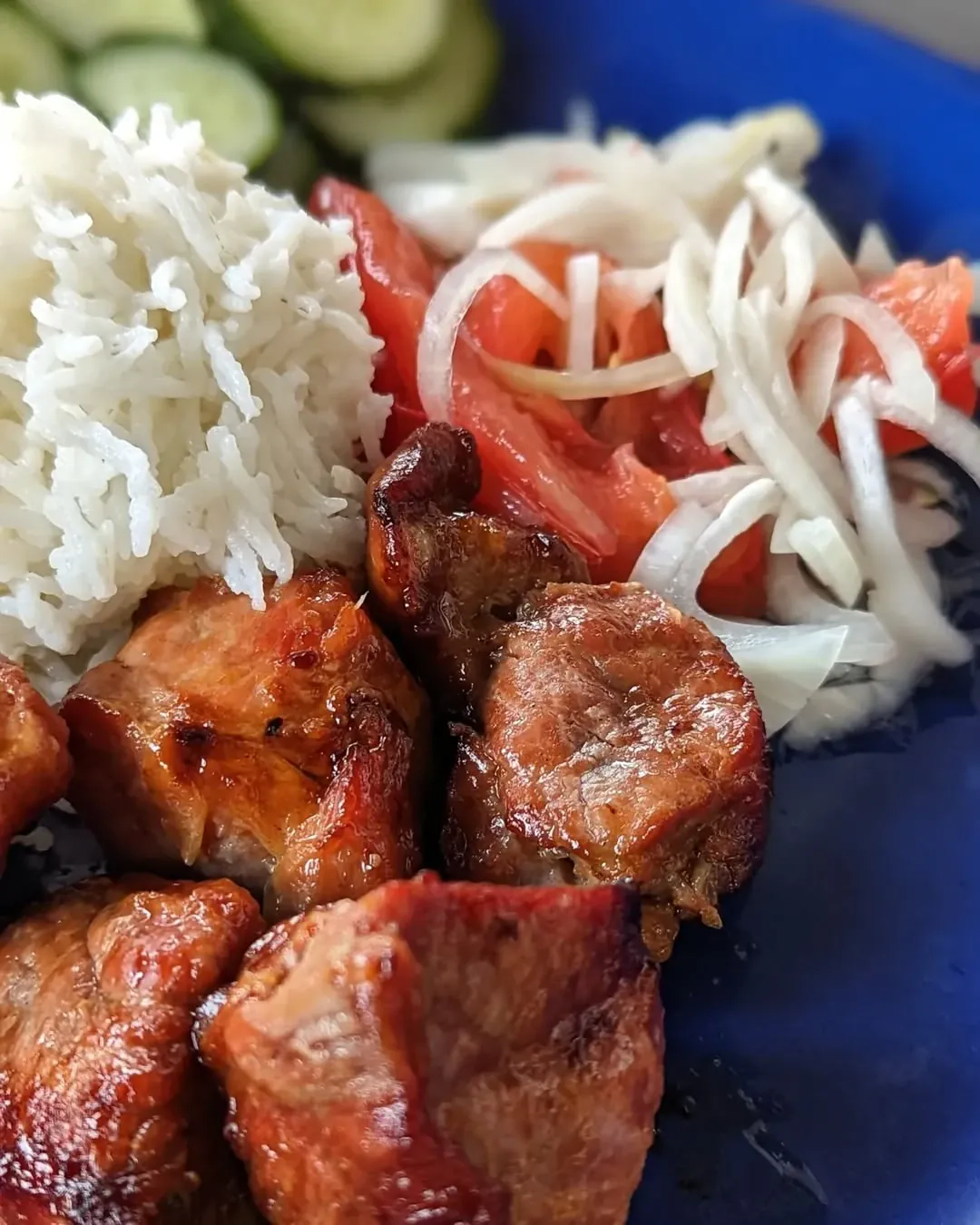 Kiaulienos sprandinės šašlykas, marinuotas su mineraliniu vandeniu