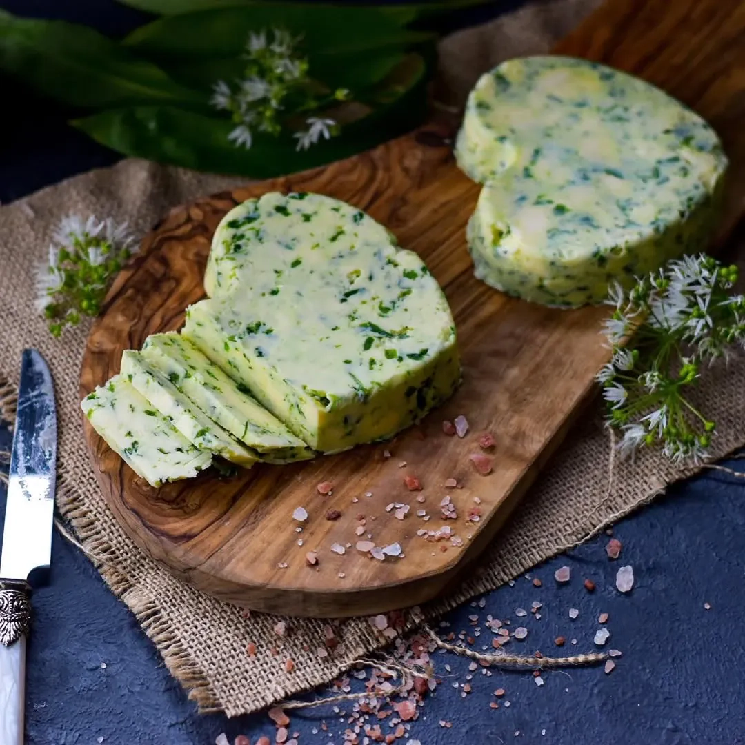 Naminis česnakinis žolelių sviestas