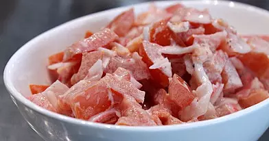 Mišrainė / salotos: Pomidorai su krabų lazdelėmis