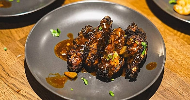 Jamaikietiška jerk vištiena su karibų (karibietiškais) ryžiais virtais kokosų piene