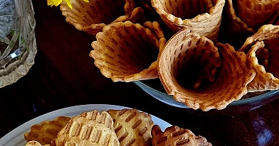 Labai traškūs medaus vafliukai, kepti senovinėje vaflinėje