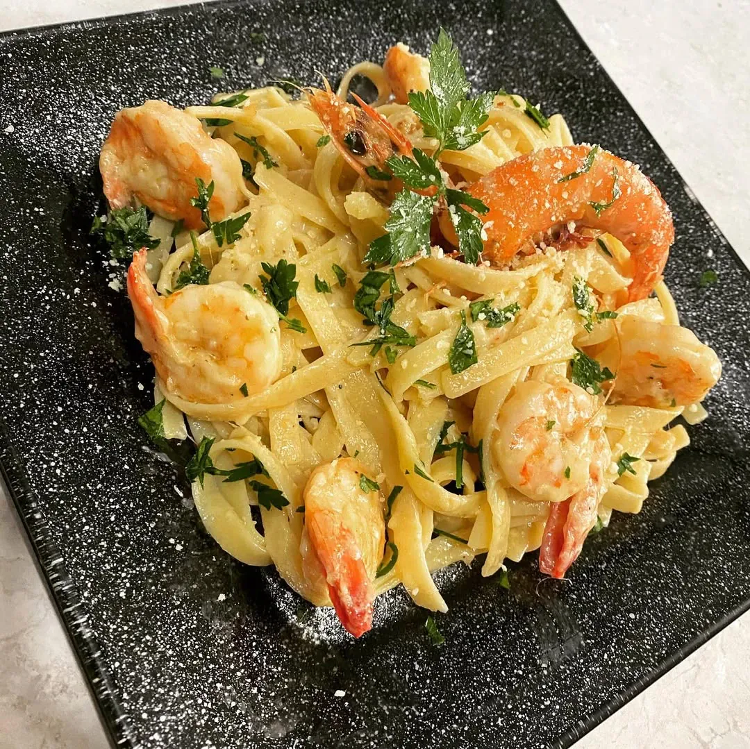 Fettuccine makaronai Alfredo su krevetėmis ir grietinėlės bei parmezano sūrio padažu
