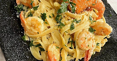 Fettuccine makaronai Alfredo su krevetėmis ir grietinėlės bei parmezano sūrio padažu