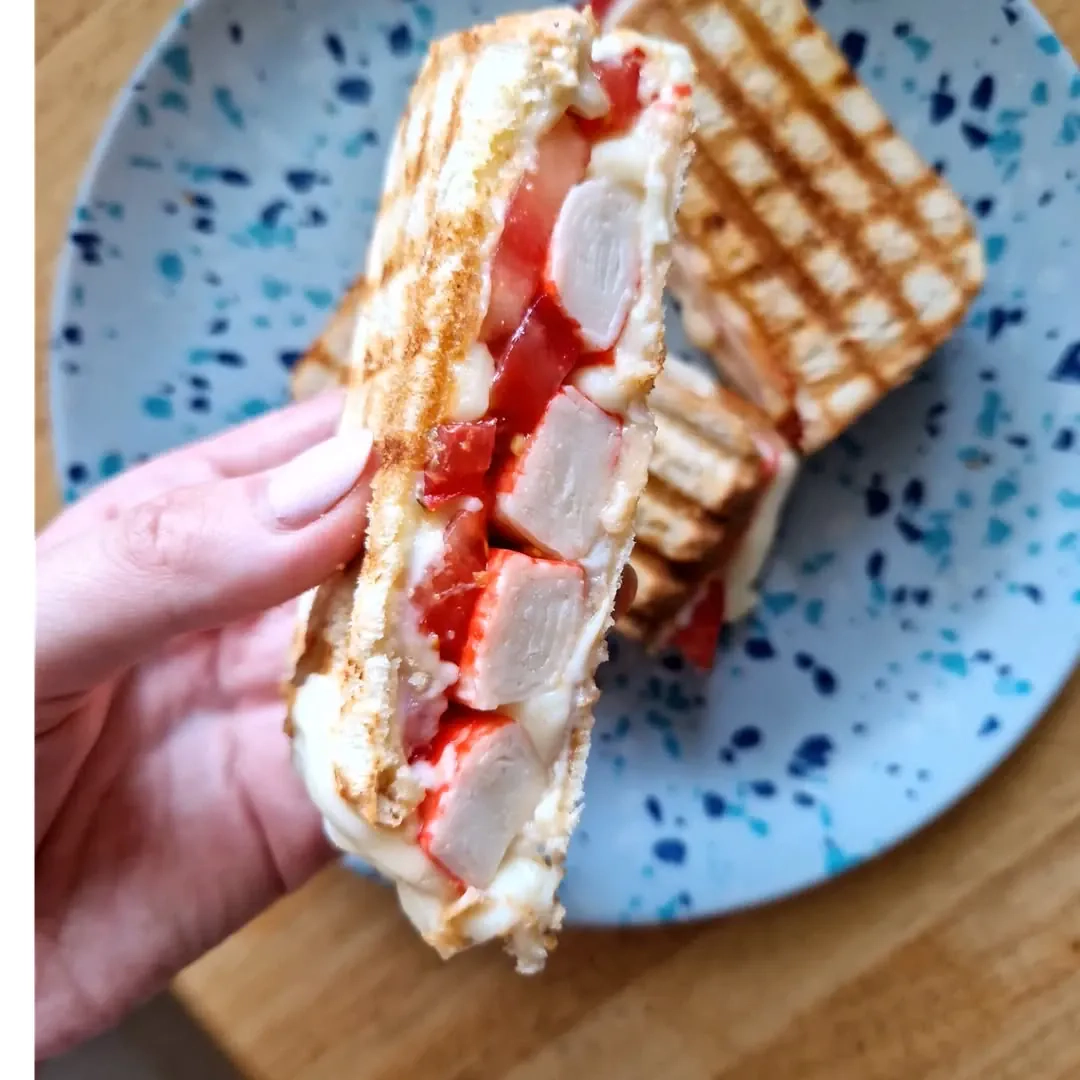 Karšti sumuštiniai su krabų lazdelėmis, sūriu ir pomidorais