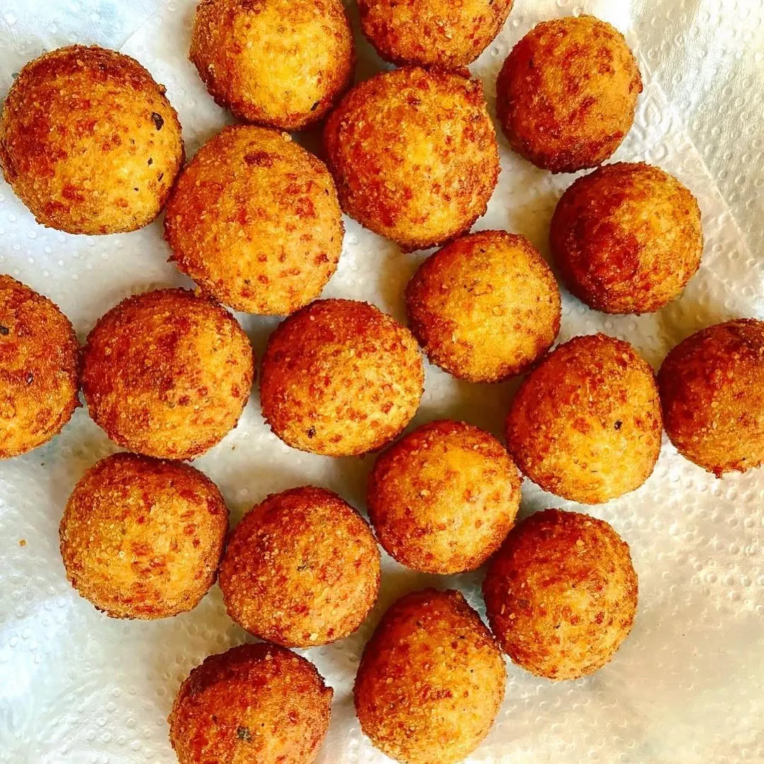 Sūrio rutuliukai - spurgos su džiūvėsėliais ir majoneziniu marinuotų agurkėlių padažas