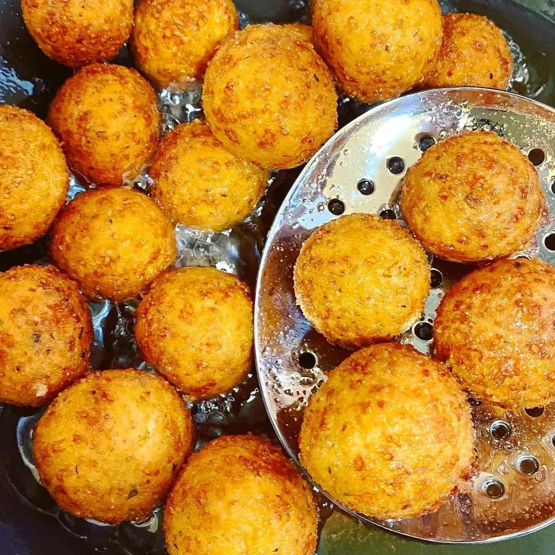 Sūrio rutuliukai - spurgos su džiūvėsėliais ir majoneziniu marinuotų agurkėlių padažas