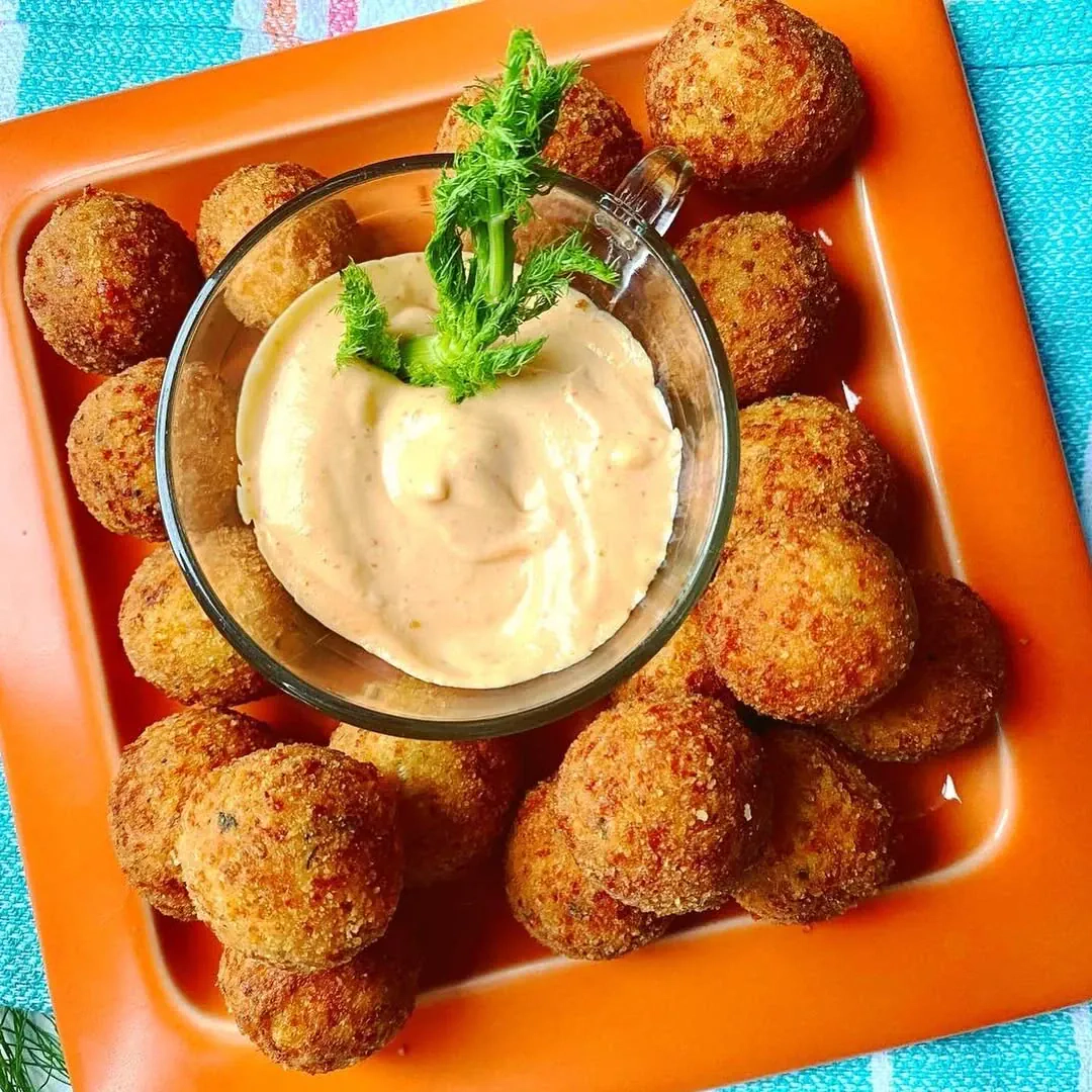 Sūrio rutuliukai - spurgos su džiūvėsėliais ir majoneziniu marinuotų agurkėlių padažas