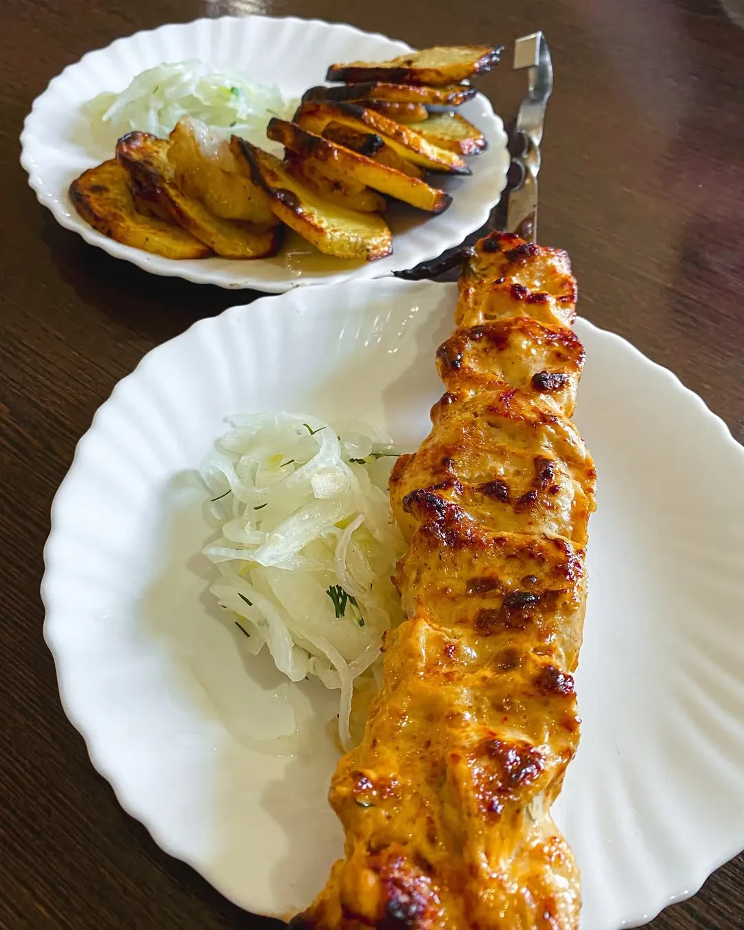 Vištienos šašlykas, marinuotas su ryžių actu, baltojo vyno actu ir citrinos sultimis