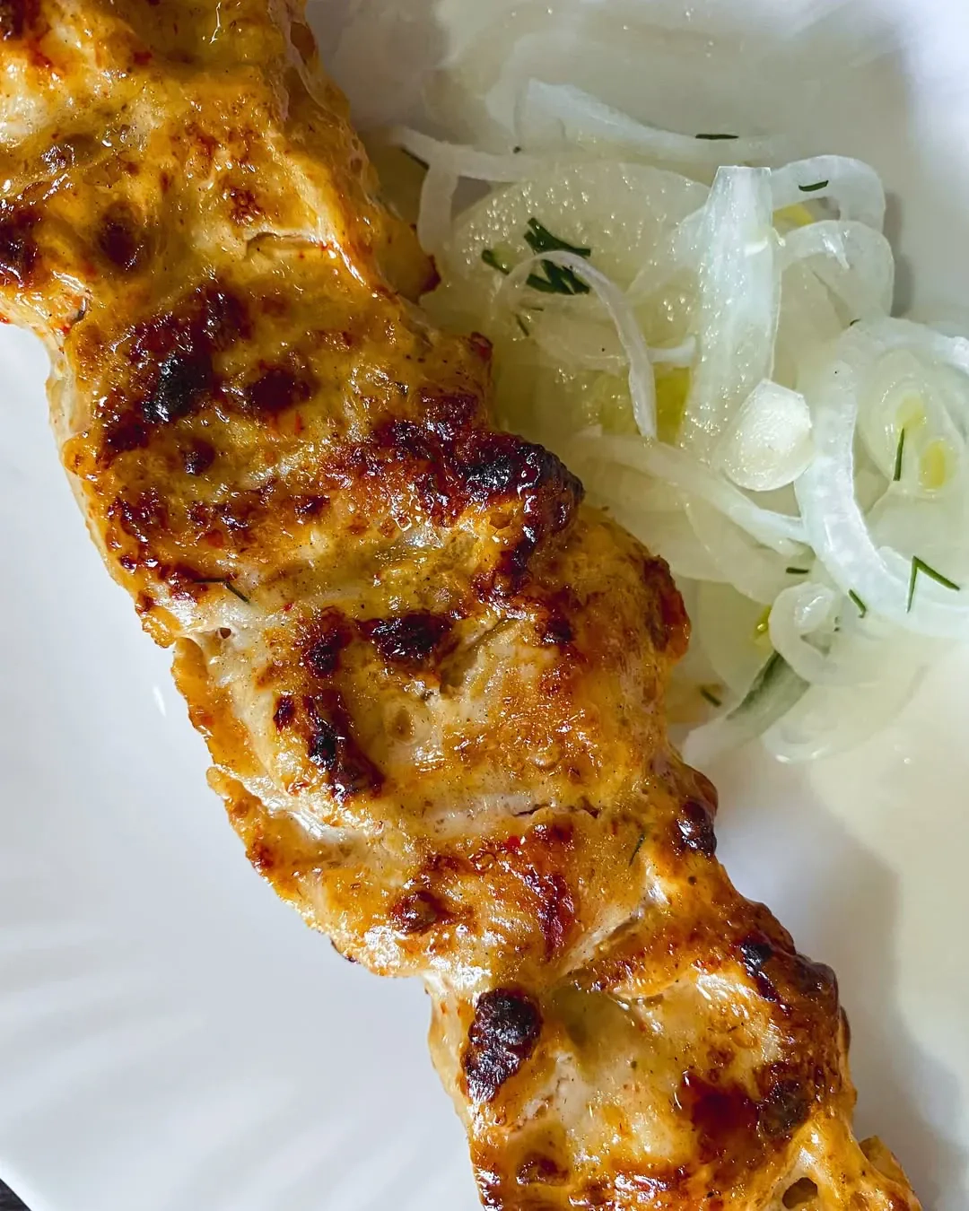 Vištienos šašlykas, marinuotas su ryžių actu, baltojo vyno actu ir citrinos sultimis