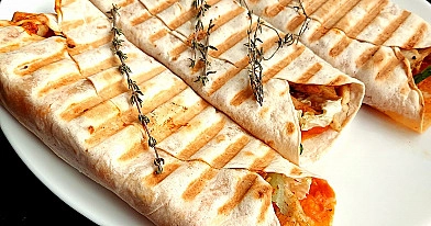 Naminiai kebabai su vištiena, daržovėmis ir agurkiniu jogurto padažu iš tortilijų