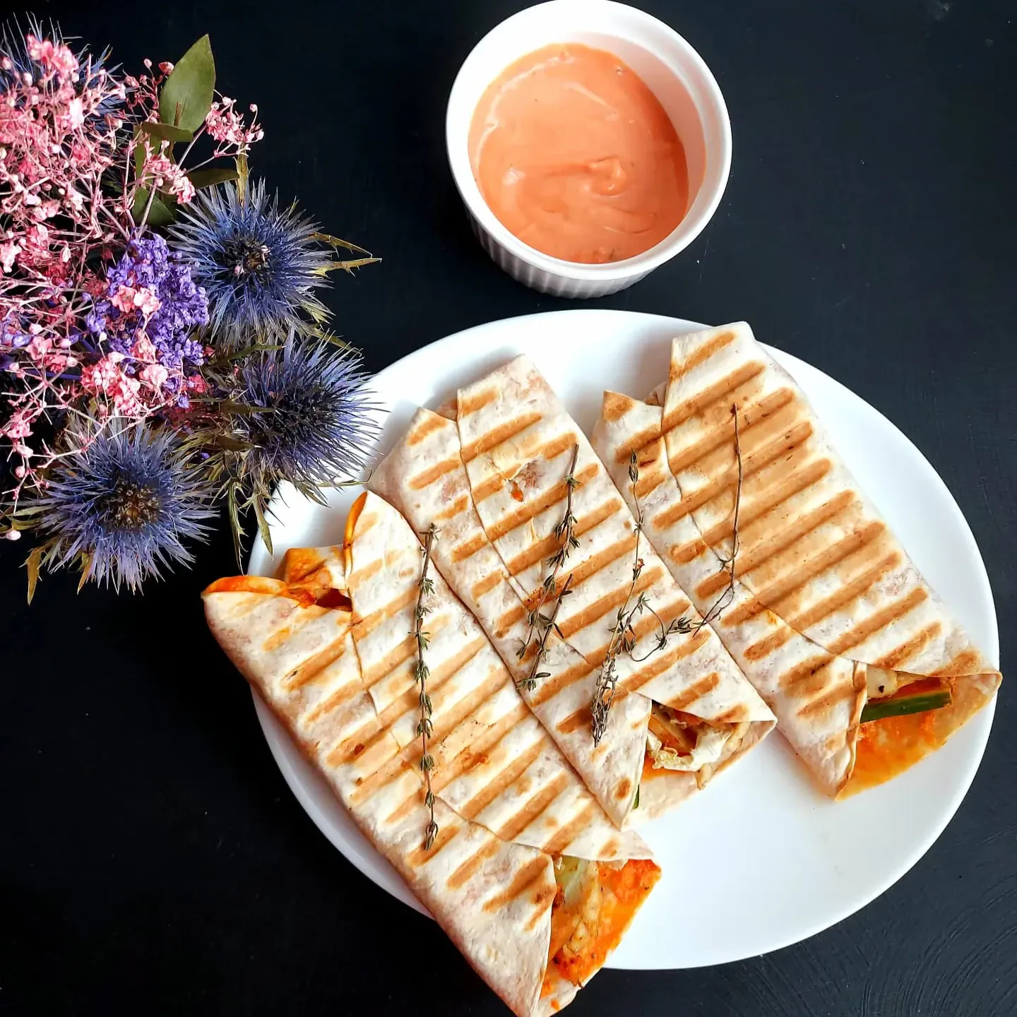 Naminiai kebabai su vištiena, daržovėmis ir agurkiniu jogurto padažu iš tortilijų