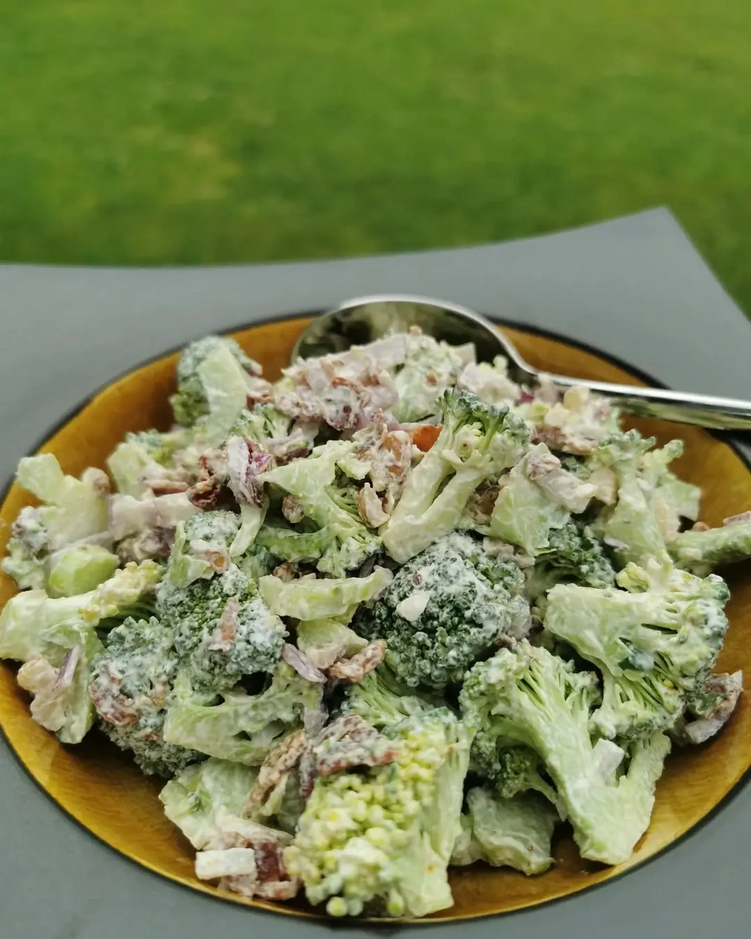 Keto brokolių salotos su mėlynuoju svogūnu ir bekonu