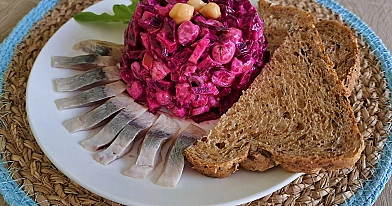 Silkė su keptų burokėlių, obuolių ir avinžirnių mišraine