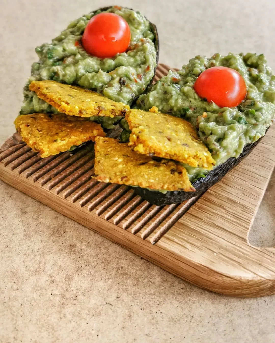 Sveika avokado ir tuno užtepėlė su pomidorais