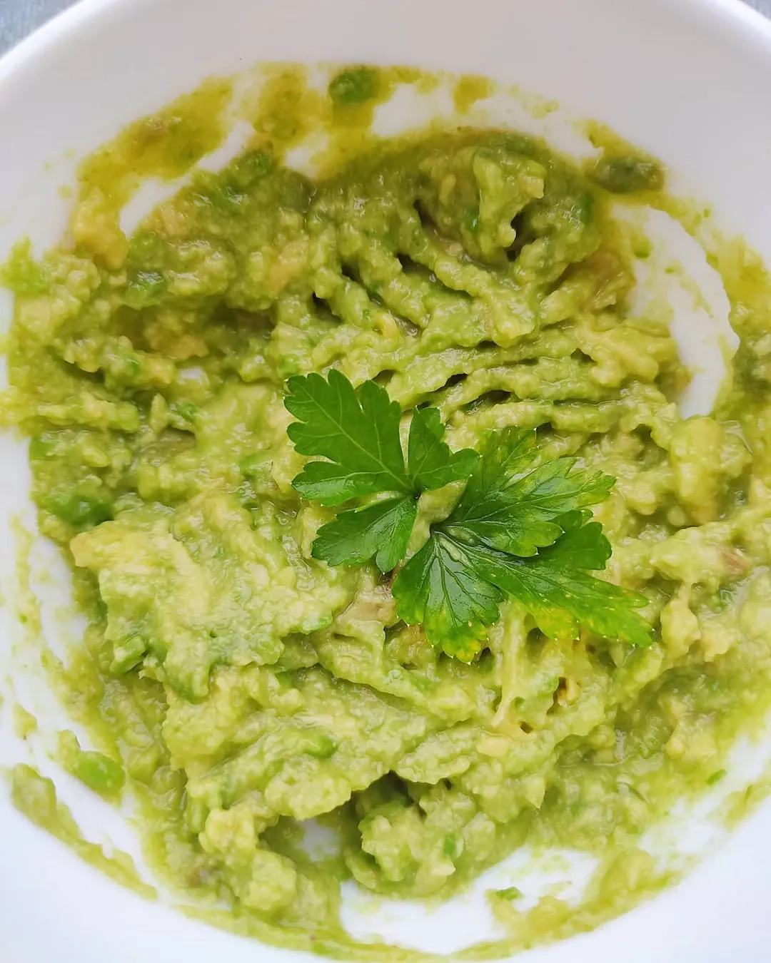 Avokadų užtepėlė (guacamole) su grietine ir česnaku