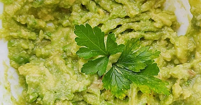 Avokadų užtepėlė (guacamole) su grietine ir česnaku