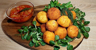 Traškūs bulvių kroketai su varške ir džiūvėsėliais
