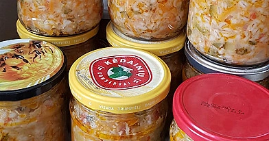 Agurkinė sriuba žiemai su morkomis, pomidorais ir perlinėmis kruopomis
