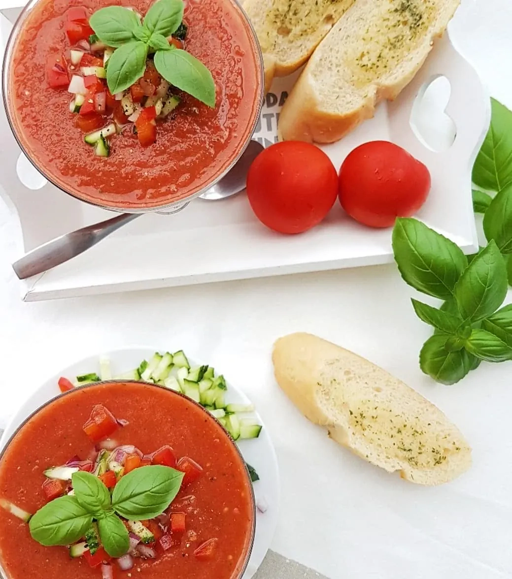 Gazpacho - šalta pomidorų sriuba Gazpacho - šalta pomidorų sriuba