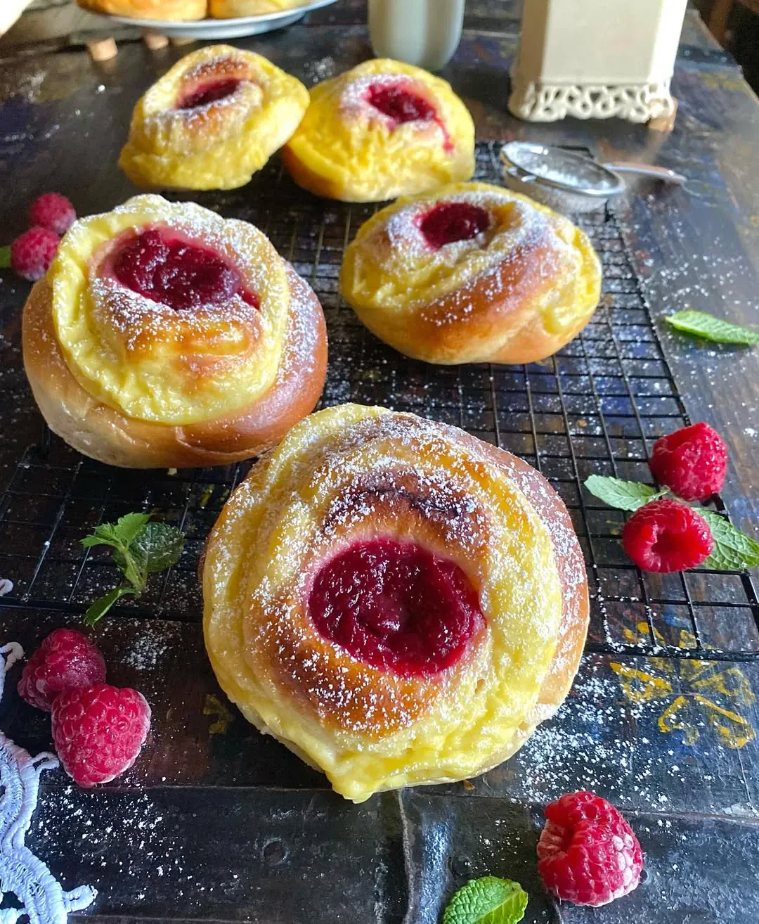 Mielinės bandelės su varške ir uogomis