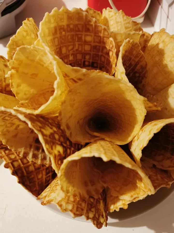 Trapūs vafliai su sviestu ir vaniliniu cukrumi