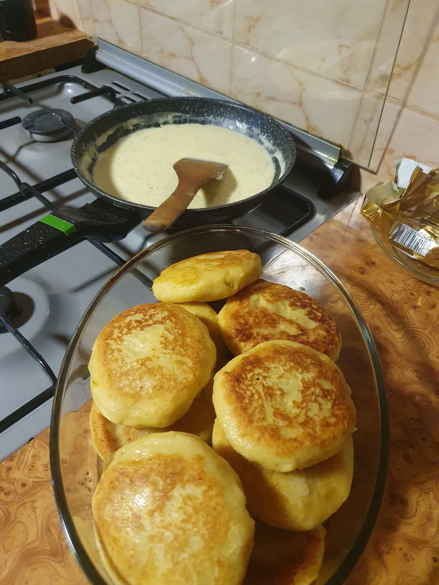 Purūs kefyro blynai su medumi