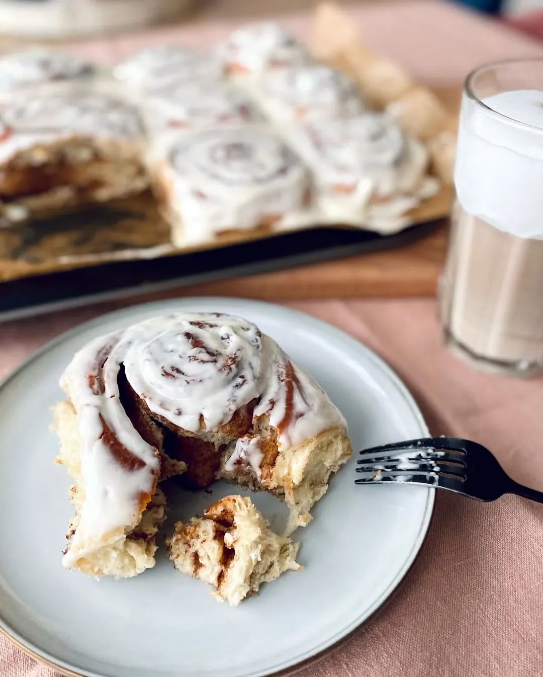 Mielinės cinamoninės bandelės su tepamo sūrio glaistu