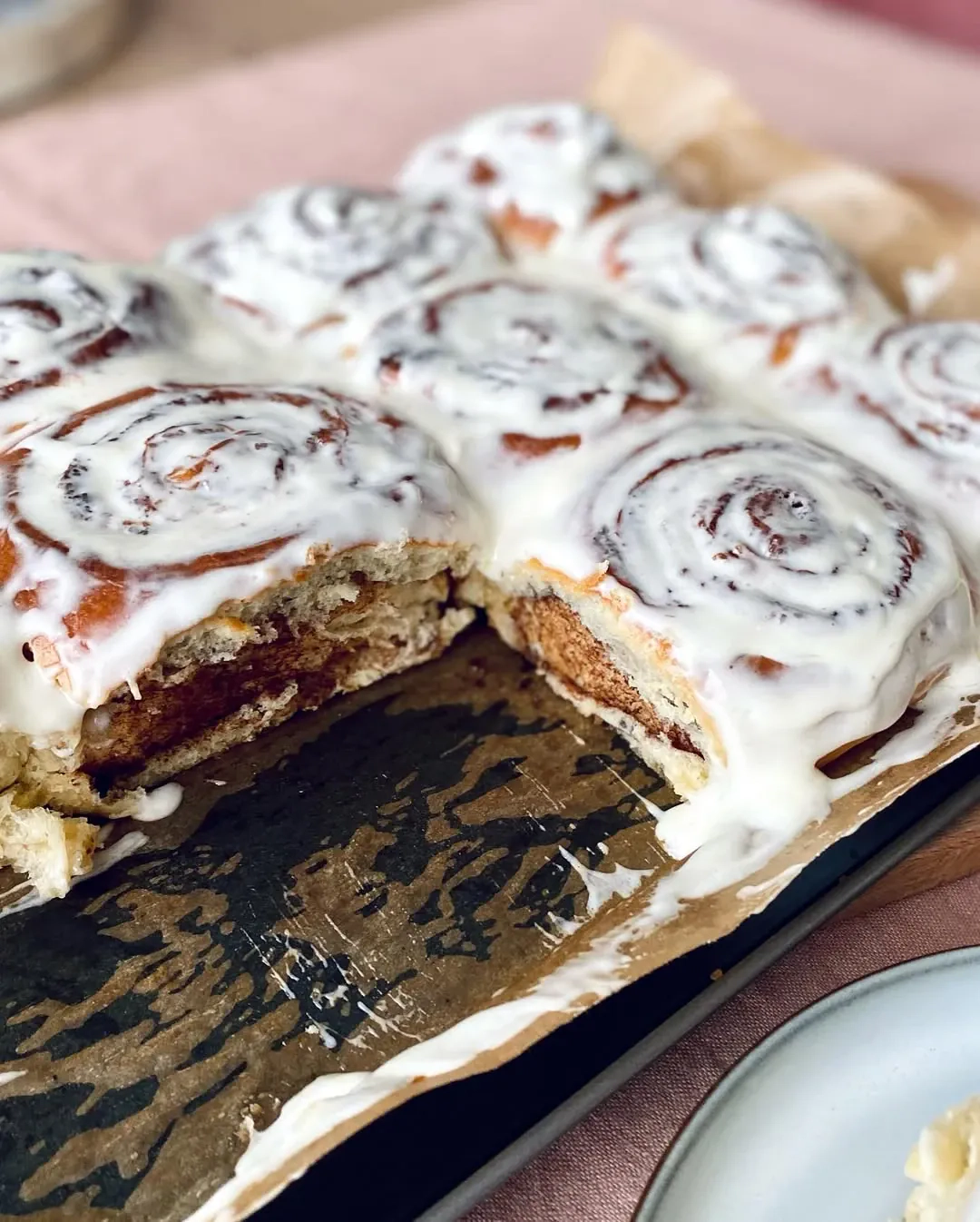 Mielinės cinamoninės bandelės su tepamo sūrio glaistu