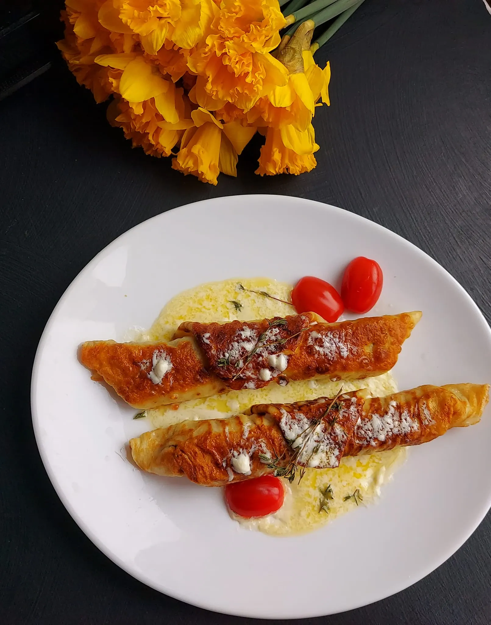 Lietiniai blyneliai su triušienos ir daržovių įdaru