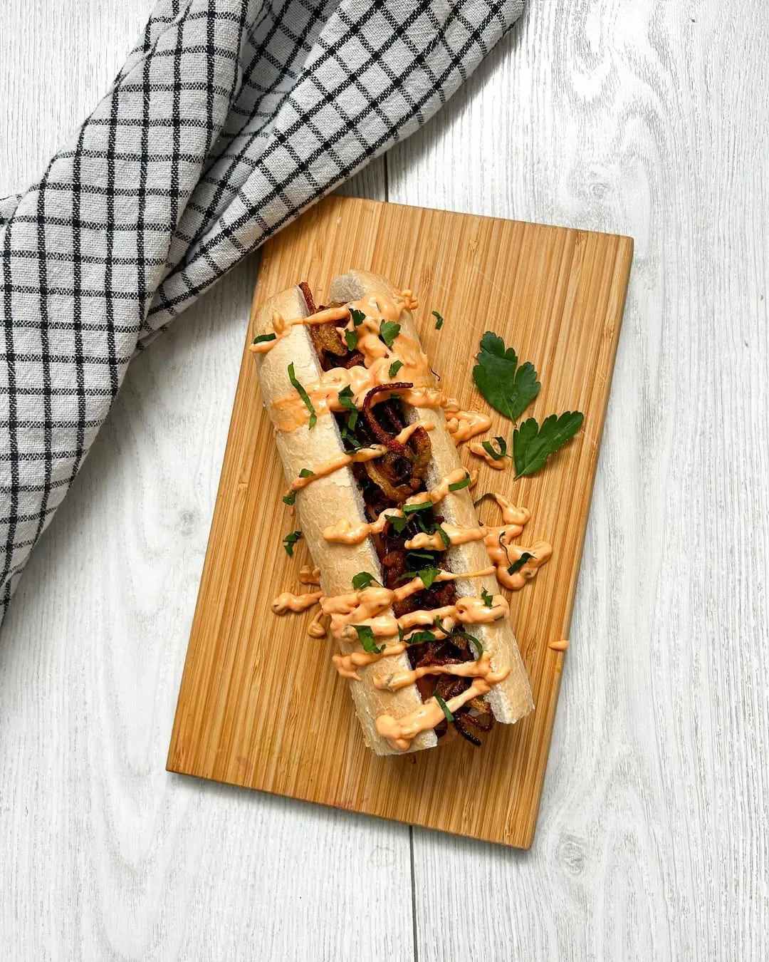 Dešrainiai (hot dogs) su dešrelėmis ir karamelizuotais svogūnais