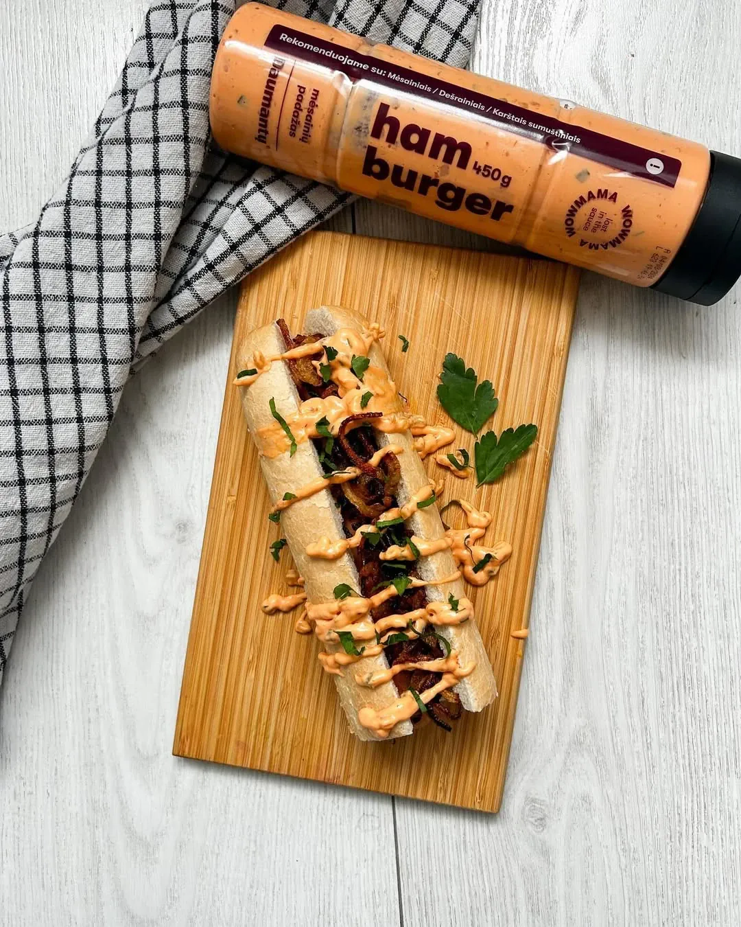 Dešrainiai (hot dogs) su dešrelėmis ir karamelizuotais svogūnais