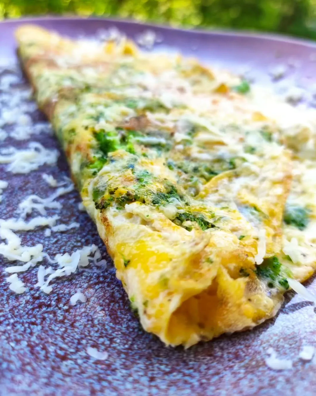 Keptuvėje keptas vegetariškas omletas su brokoliais ir sūriu