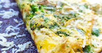 Keptuvėje keptas vegetariškas omletas su brokoliais ir sūriu