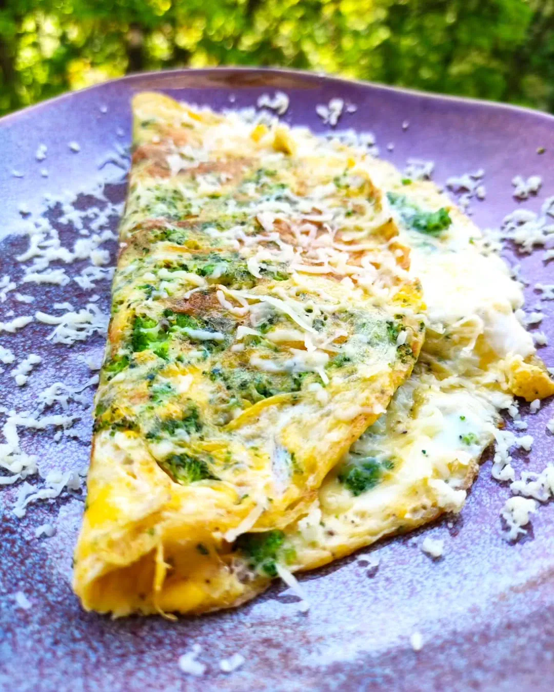 Keptuvėje keptas vegetariškas omletas su brokoliais ir sūriu