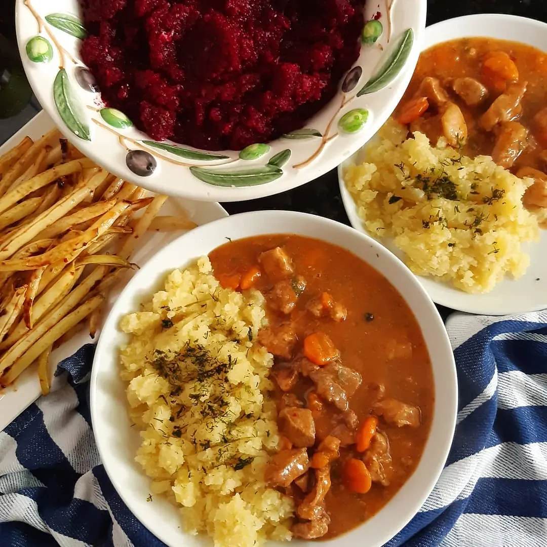 Kiauliena troškinta aluje, su morkomis