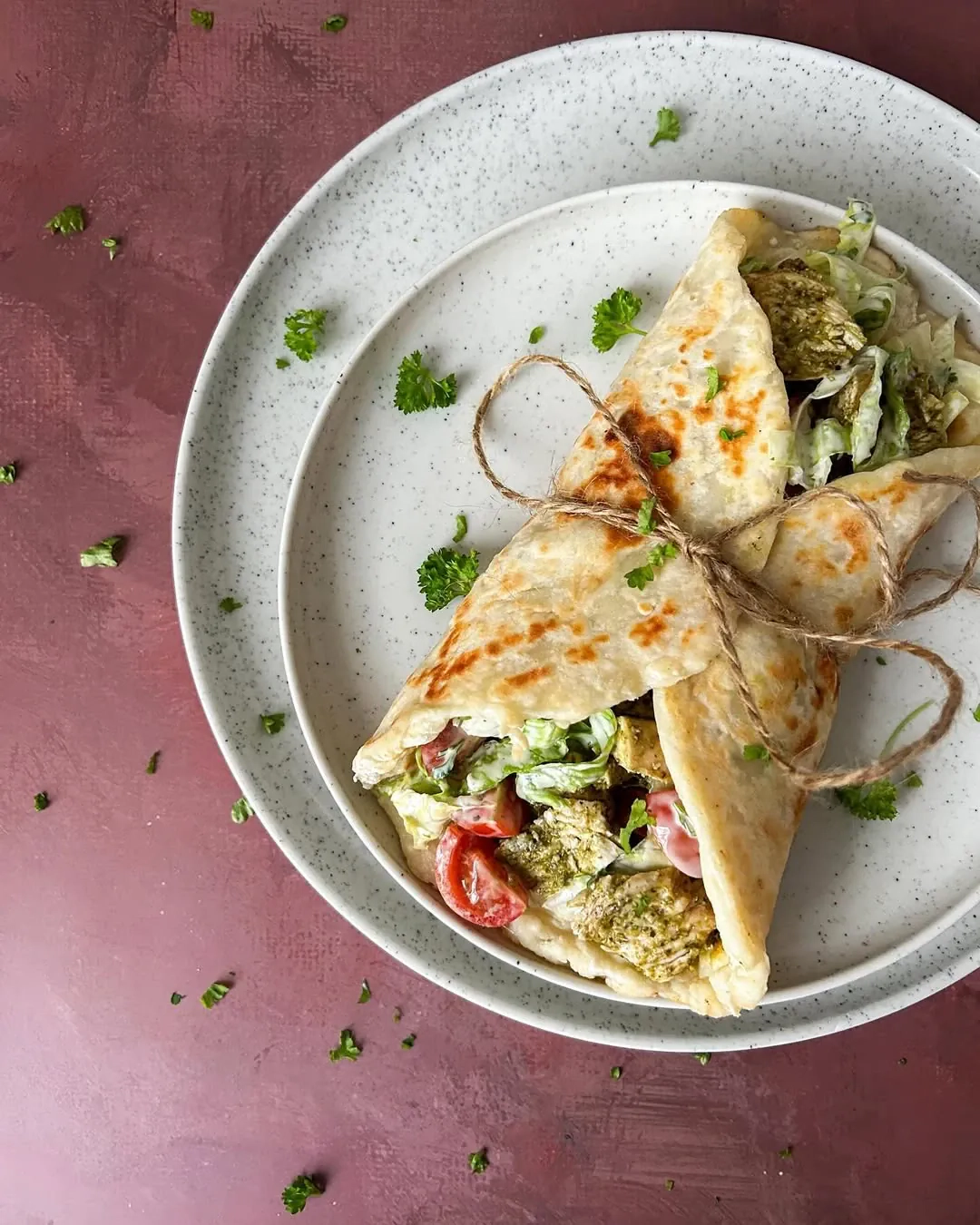 Pesto vištiena duonelėje su salotomis