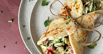 Pesto vištiena duonelėje su salotomis