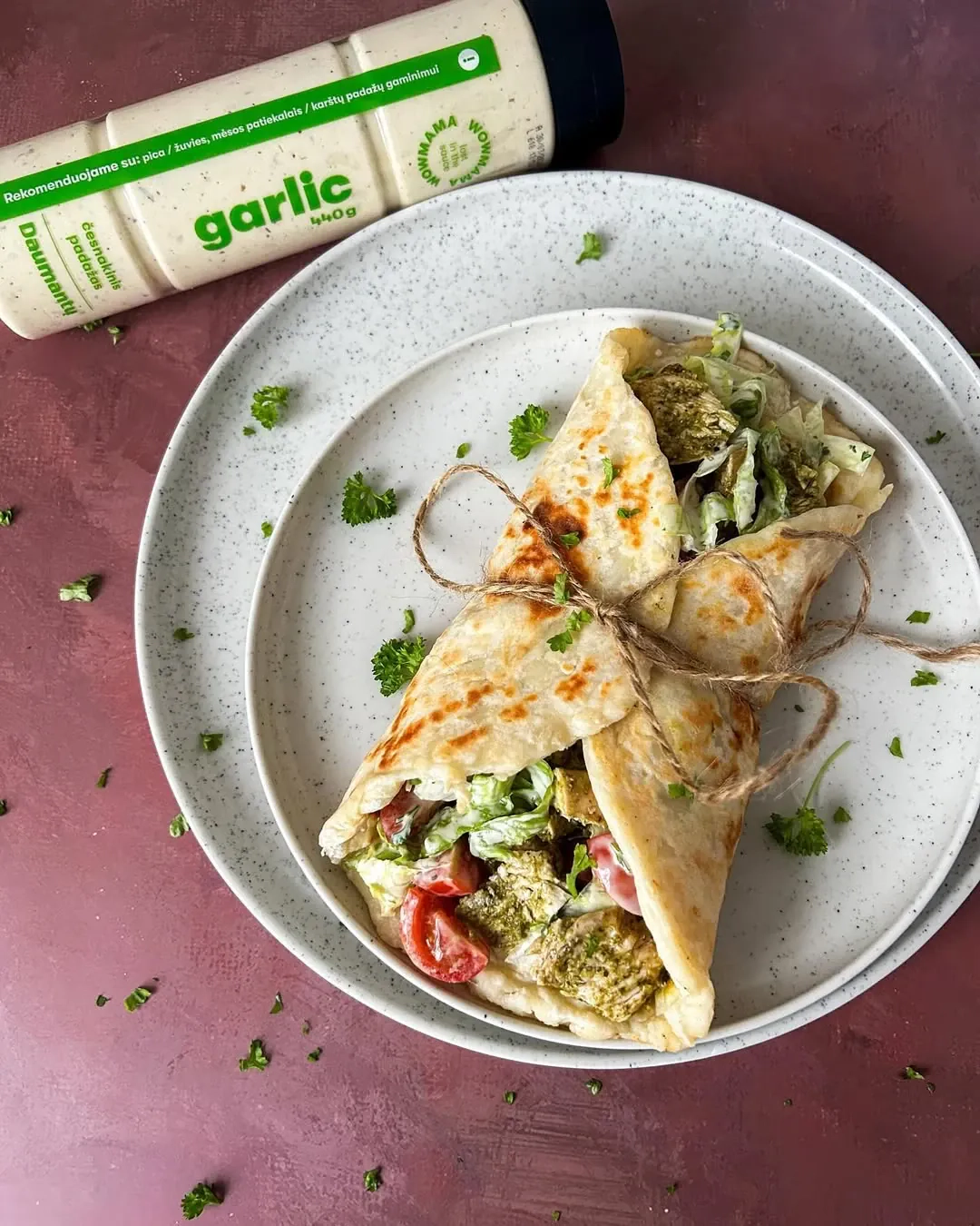 Pesto vištiena duonelėje su salotomis