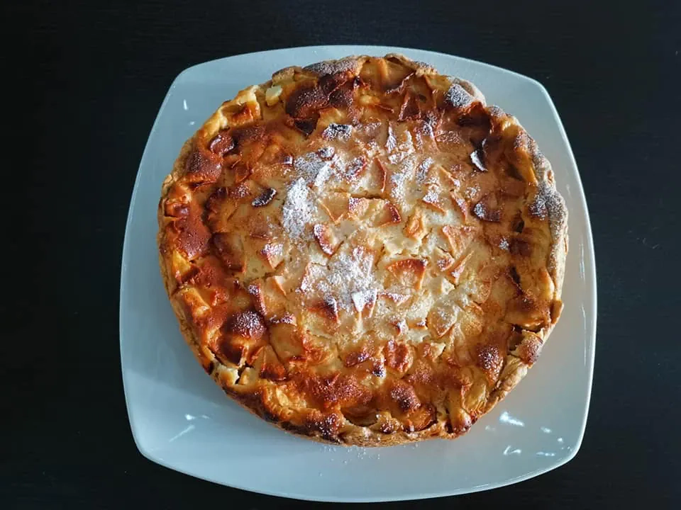 Seserų cvetajevų obuolių pyragas su grietininiu kremu